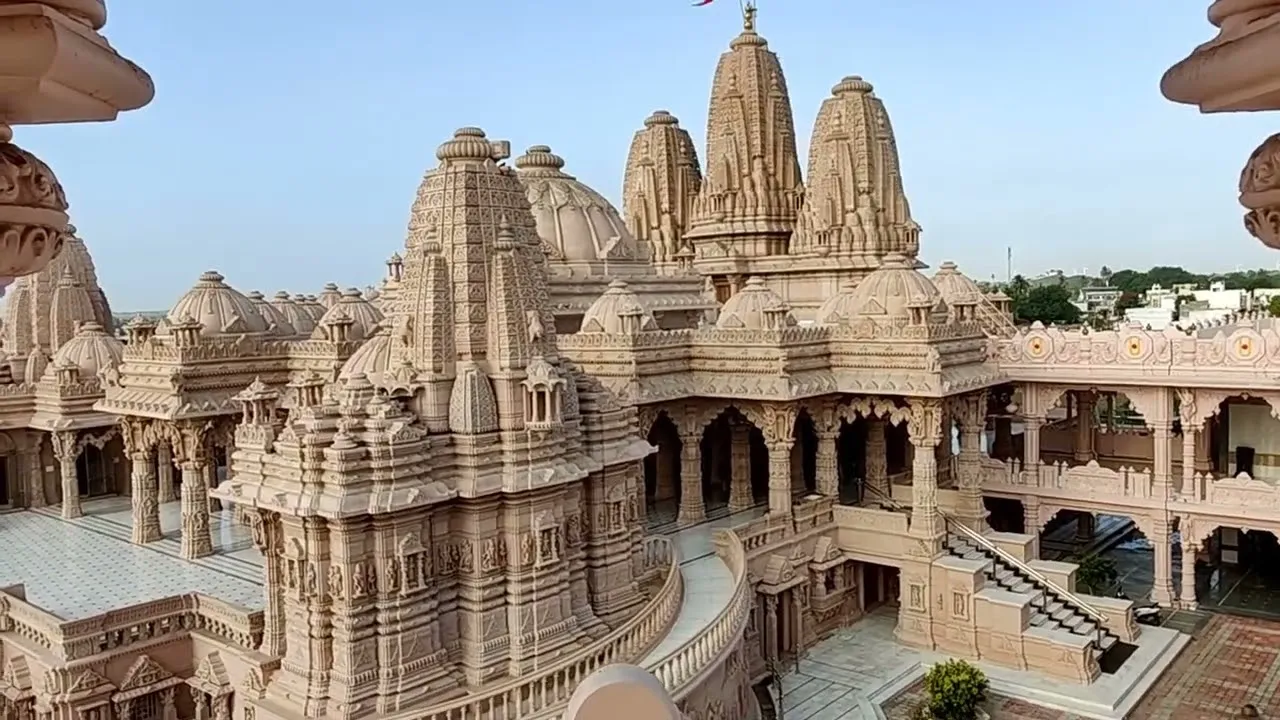 Traditional shopping in Anjar bazaars