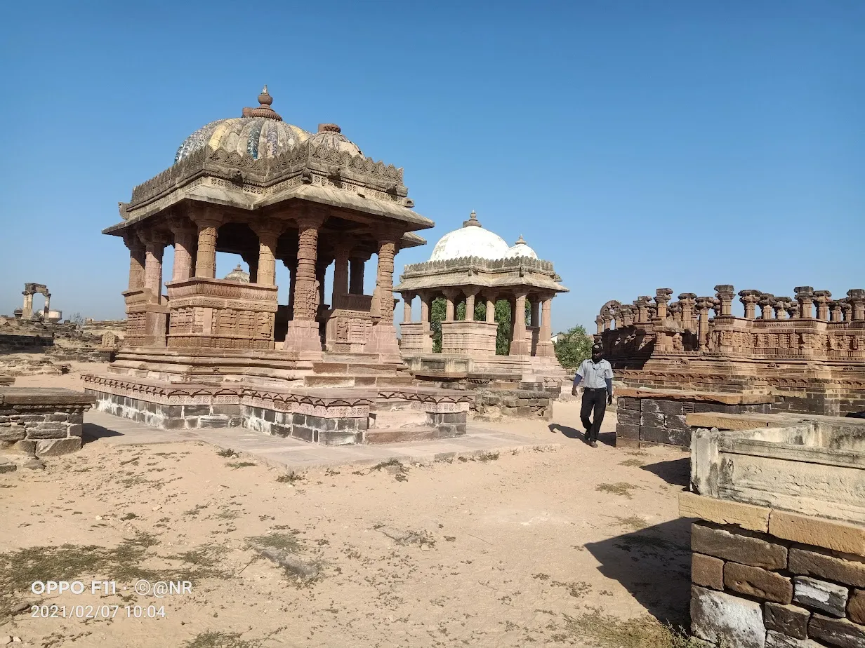 Artisan working on Bandhani textile